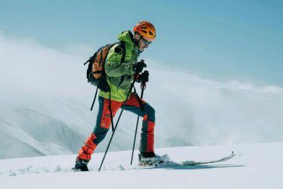 Homme sportif en ski. Des soins chiropratiques spécialisés pour les adultes actifs et les athlètes.