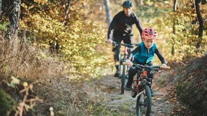 Homme et garçon actif pratiquant le vélo de montage